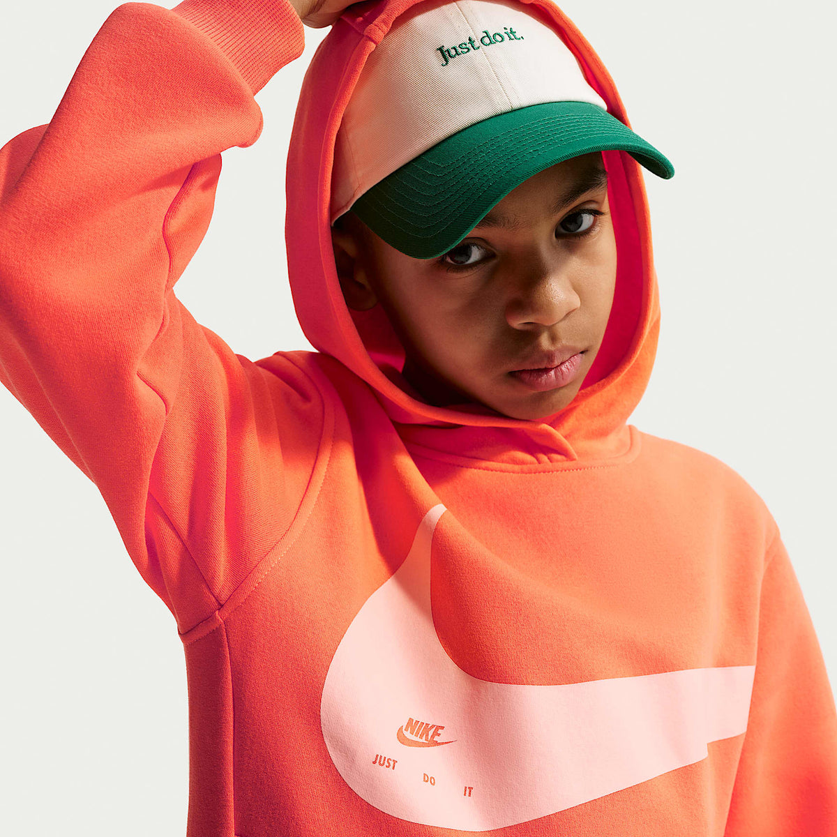 Sudadera con gorro para niños talla grande Nike Sportswear Club – Naranja césped/Naranja ártico – vista 3