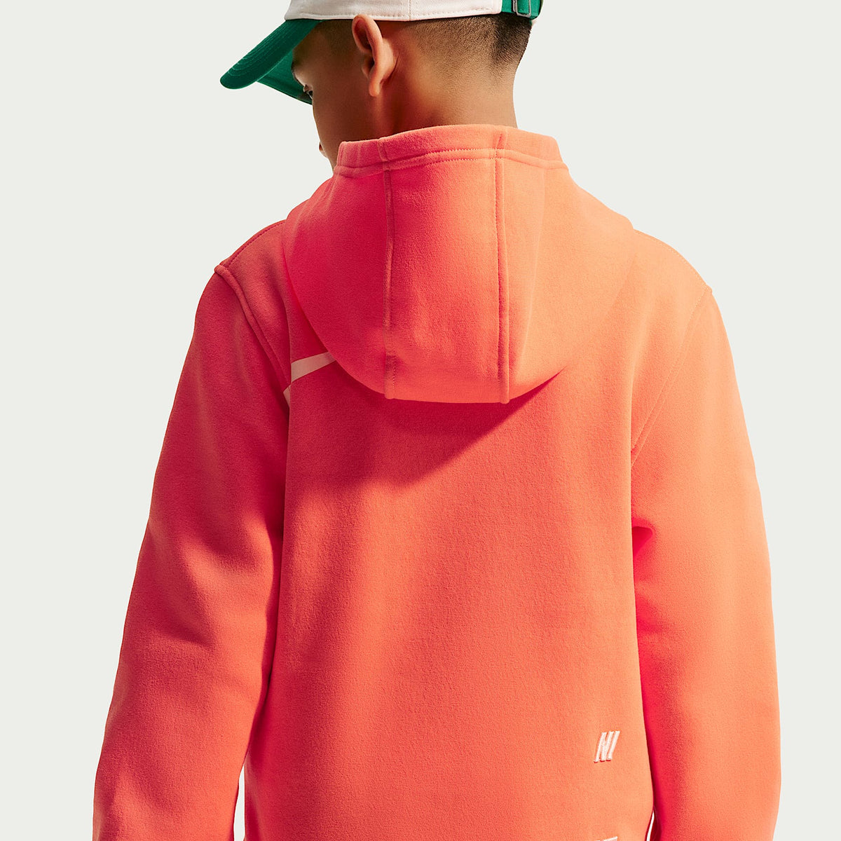 Sudadera con gorro para niños talla grande Nike Sportswear Club – Naranja césped/Naranja ártico – vista 2