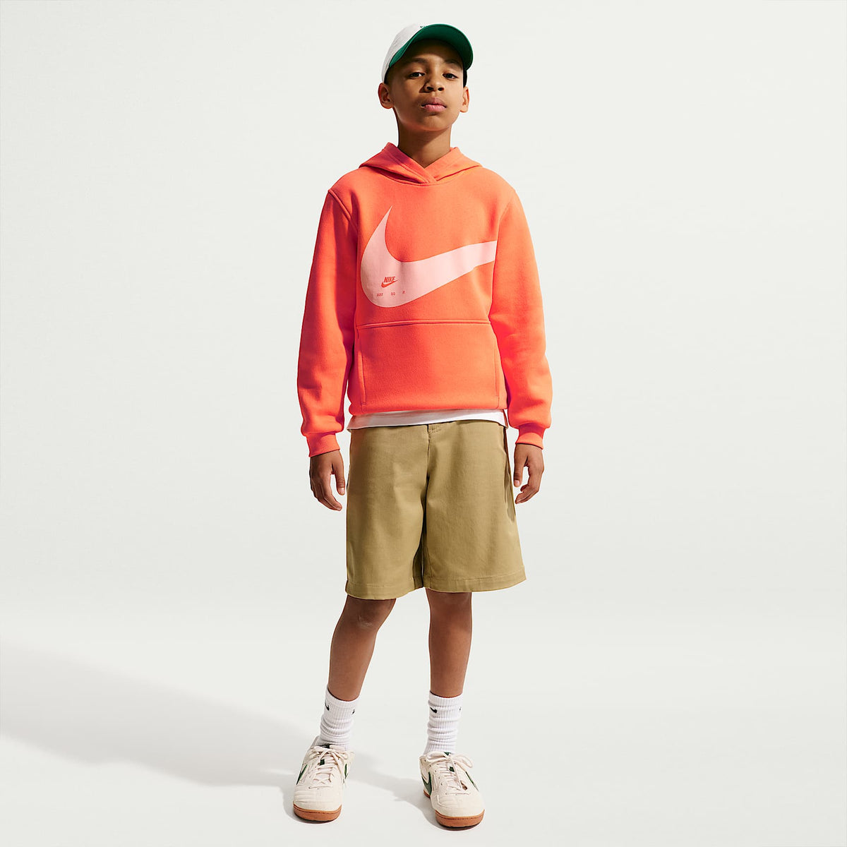 Sudadera con gorro para niños talla grande Nike Sportswear Club – Naranja césped/Naranja ártico – vista 4