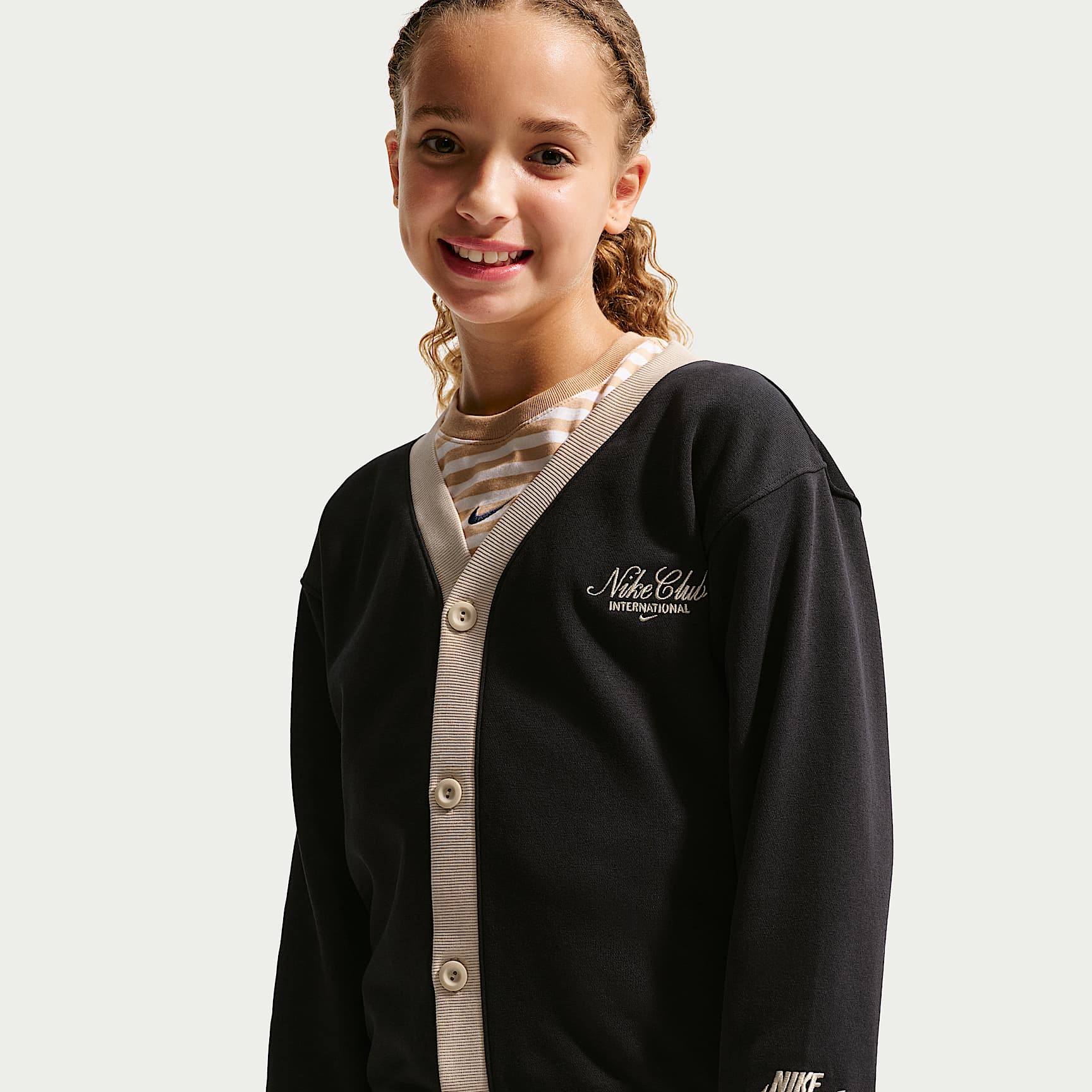 Cárdigan para niños talla grande Nike Sportswear Club – Negro/Duna/Duna – vista 2