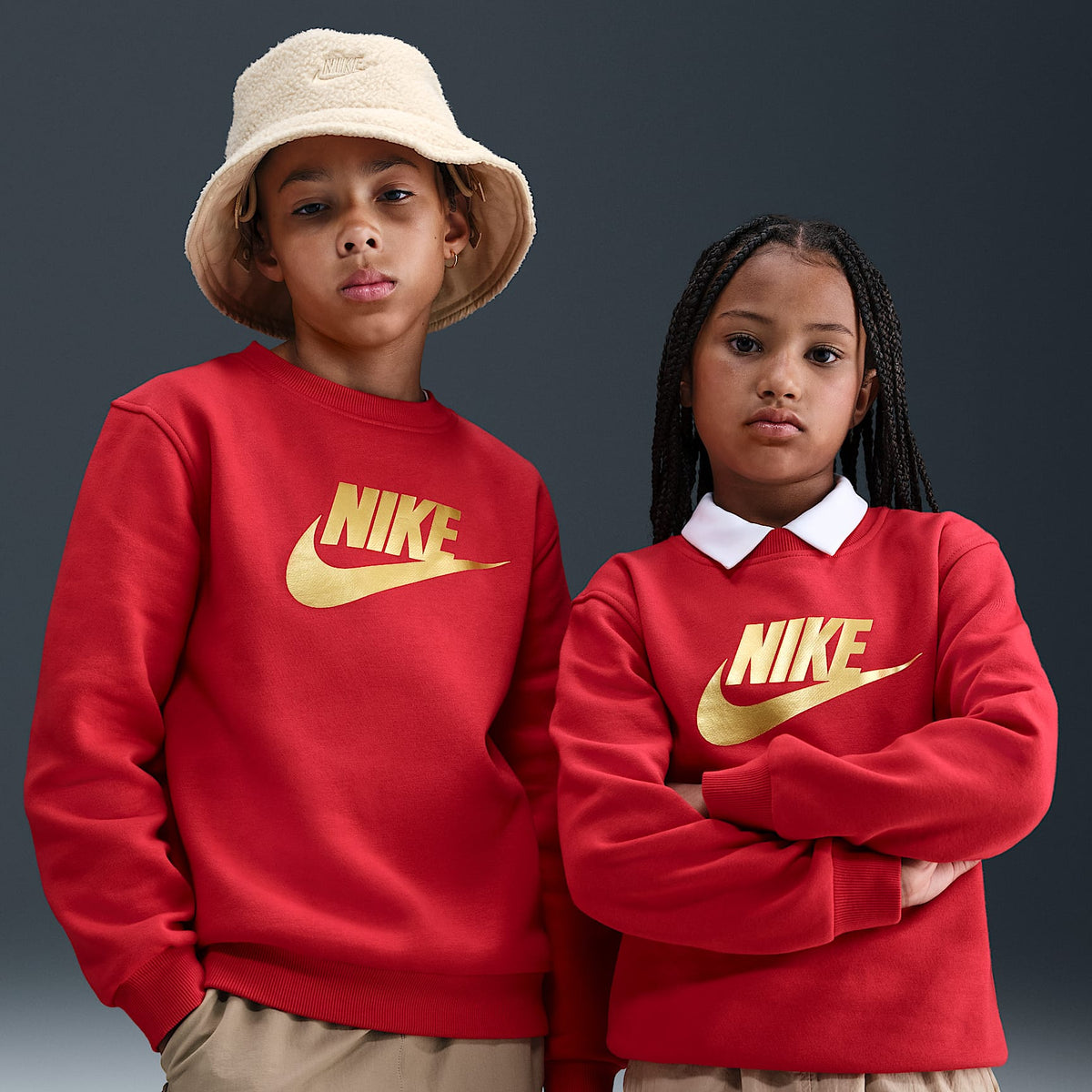 Sudadera de cuello redondo para niños talla grande Nike Sportswear Club Fleece – Rojo universitario/Oro metalizado – vista 1
