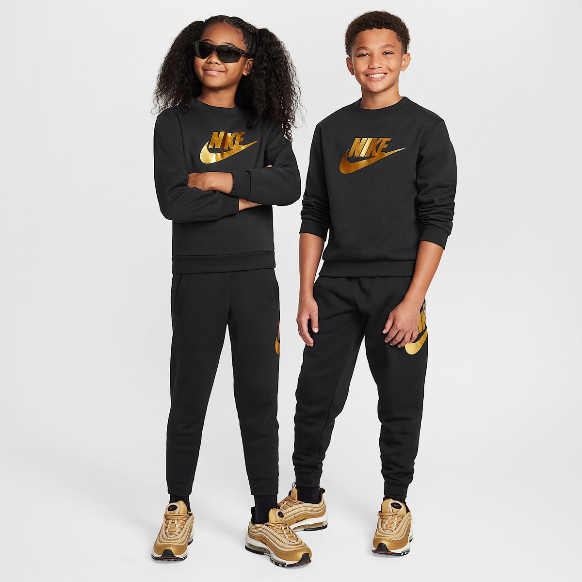 Sudadera de cuello redondo para niños talla grande Nike Sportswear Club Fleece – Negro/Oro metalizado – vista 4