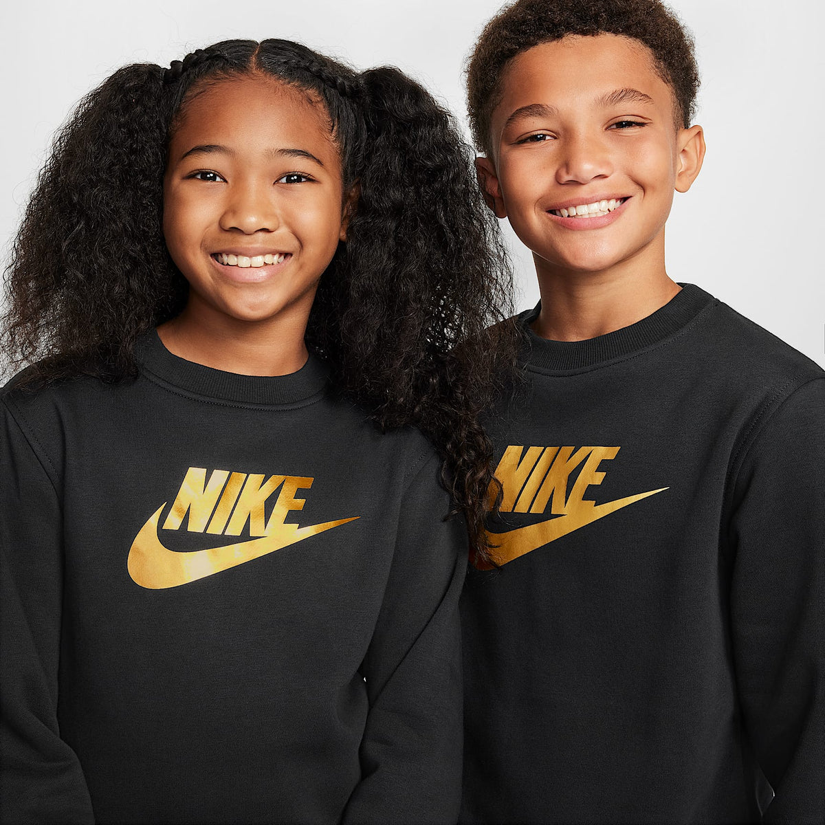 Sudadera de cuello redondo para niños talla grande Nike Sportswear Club Fleece – Negro/Oro metalizado – vista 3