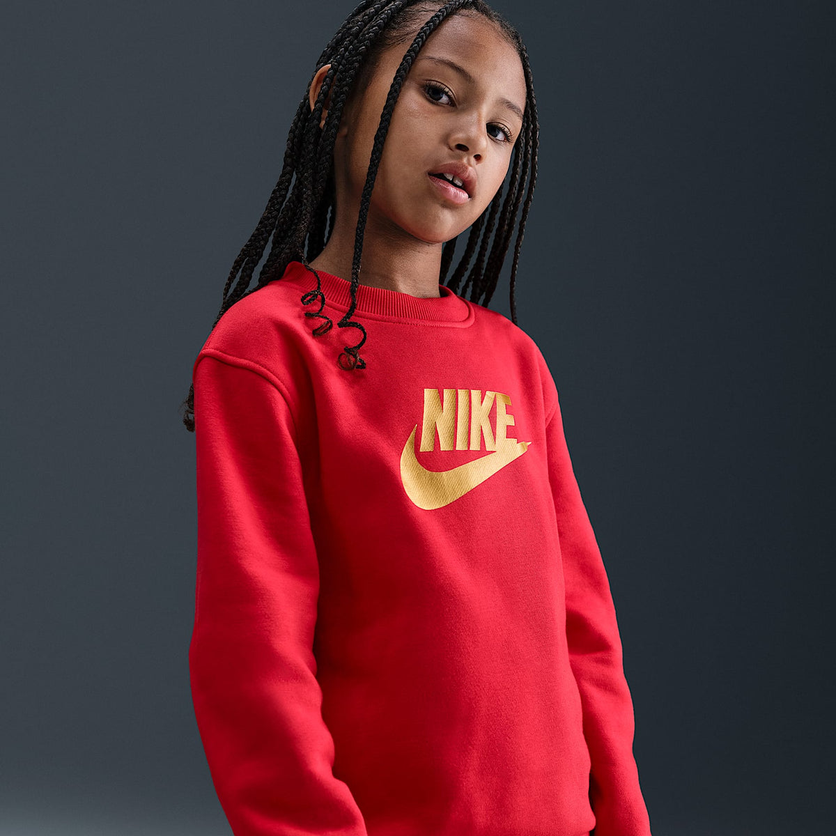 Sudadera de cuello redondo para niños talla grande Nike Sportswear Club Fleece – Rojo universitario/Oro metalizado – vista 2