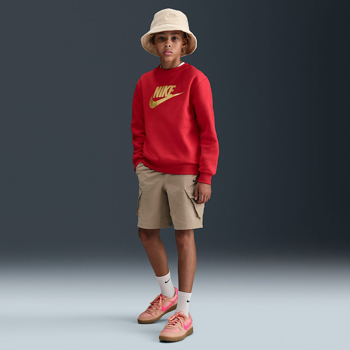 Sudadera de cuello redondo para niños talla grande Nike Sportswear Club Fleece – Rojo universitario/Oro metalizado – vista 7