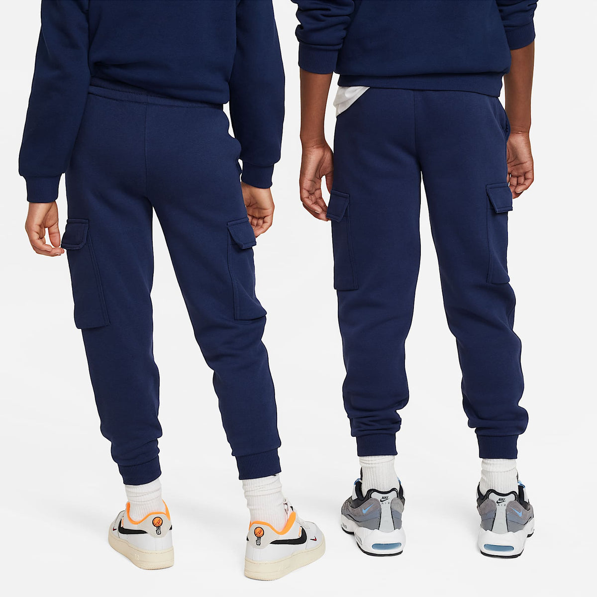 Pants cargo para niños talla grande Nike Sportswear Club Fleece – Azul marino medianoche/Azul marino medianoche/Blanco – vista 2