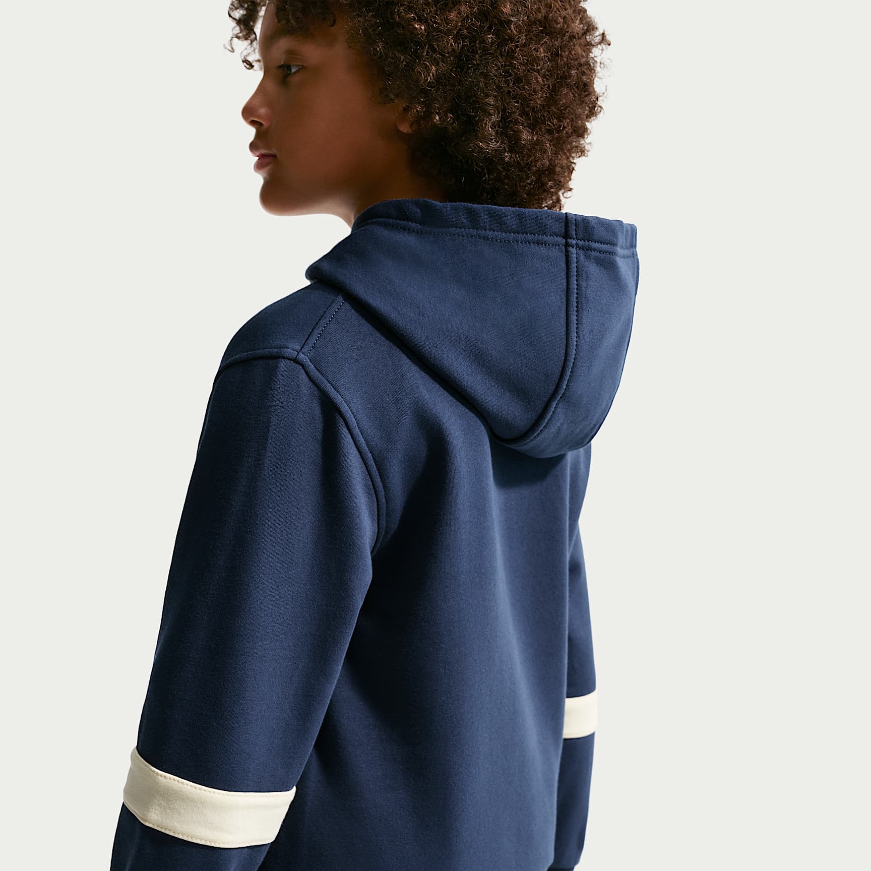 Sudadera con gorro de tejido Fleece para niños talla grande Nike Sportswear Club – Azul marino medianoche/Verde ruido/Leche de coco – vista 2