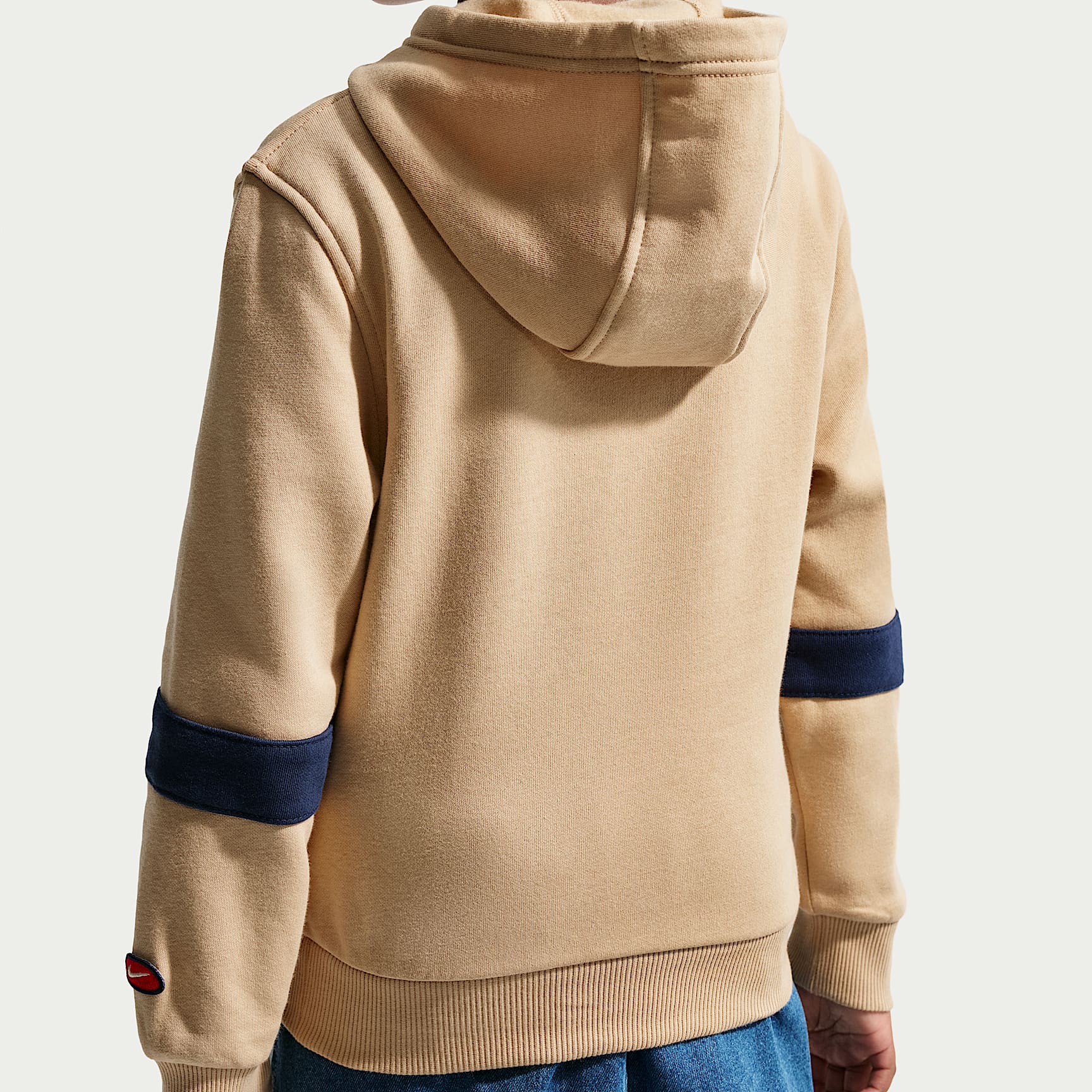 Sudadera con gorro de tejido Fleece para niños talla grande Nike Sportswear Club – Lino/Ocre desierto/Azul marino medianoche – vista 2