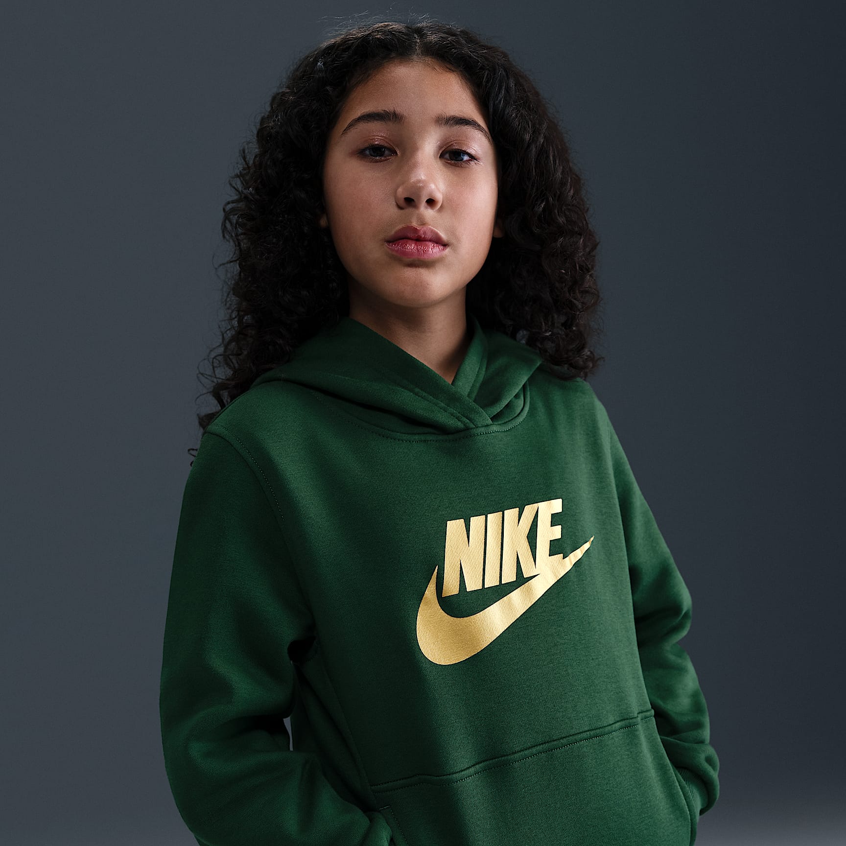 Sudadera con gorro para niños talla grande Nike Sportswear Club Fleece – Abeto/Oro metalizado – vista 2