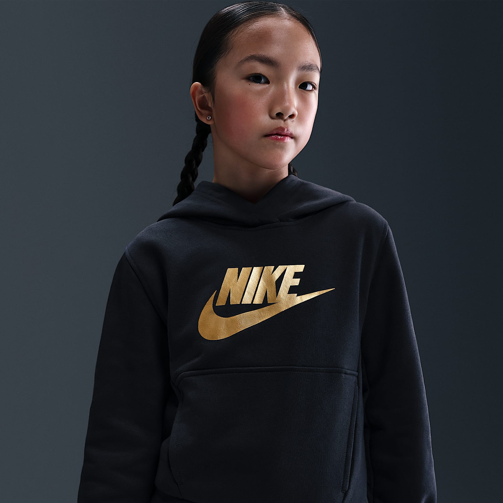 Sudadera con gorro para niños talla grande Nike Sportswear Club Fleece – Negro/Oro metalizado – vista 2