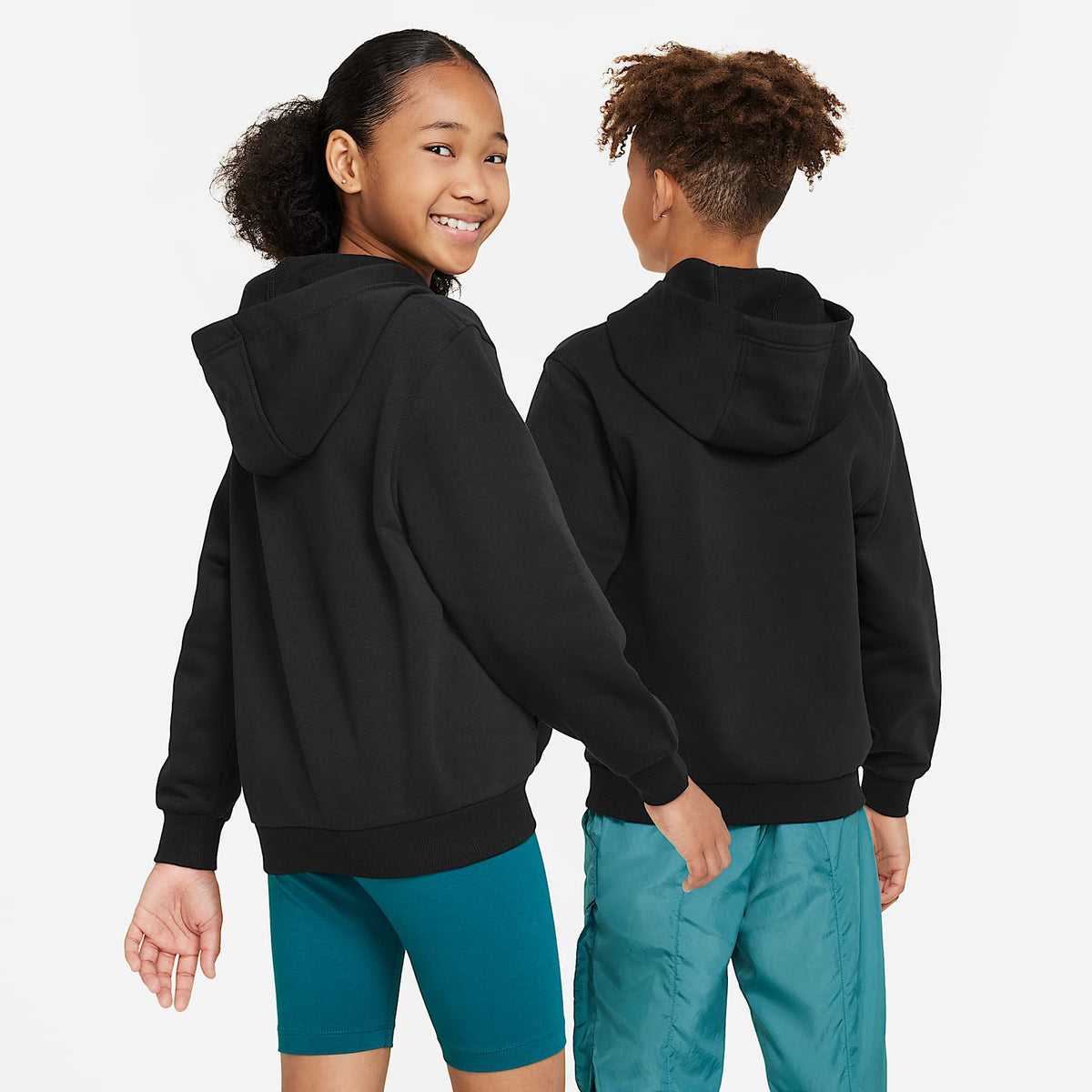 Sudadera con gorro para niños talla grande Nike Sportswear Club Fleece – Negro/Blanco – vista 2