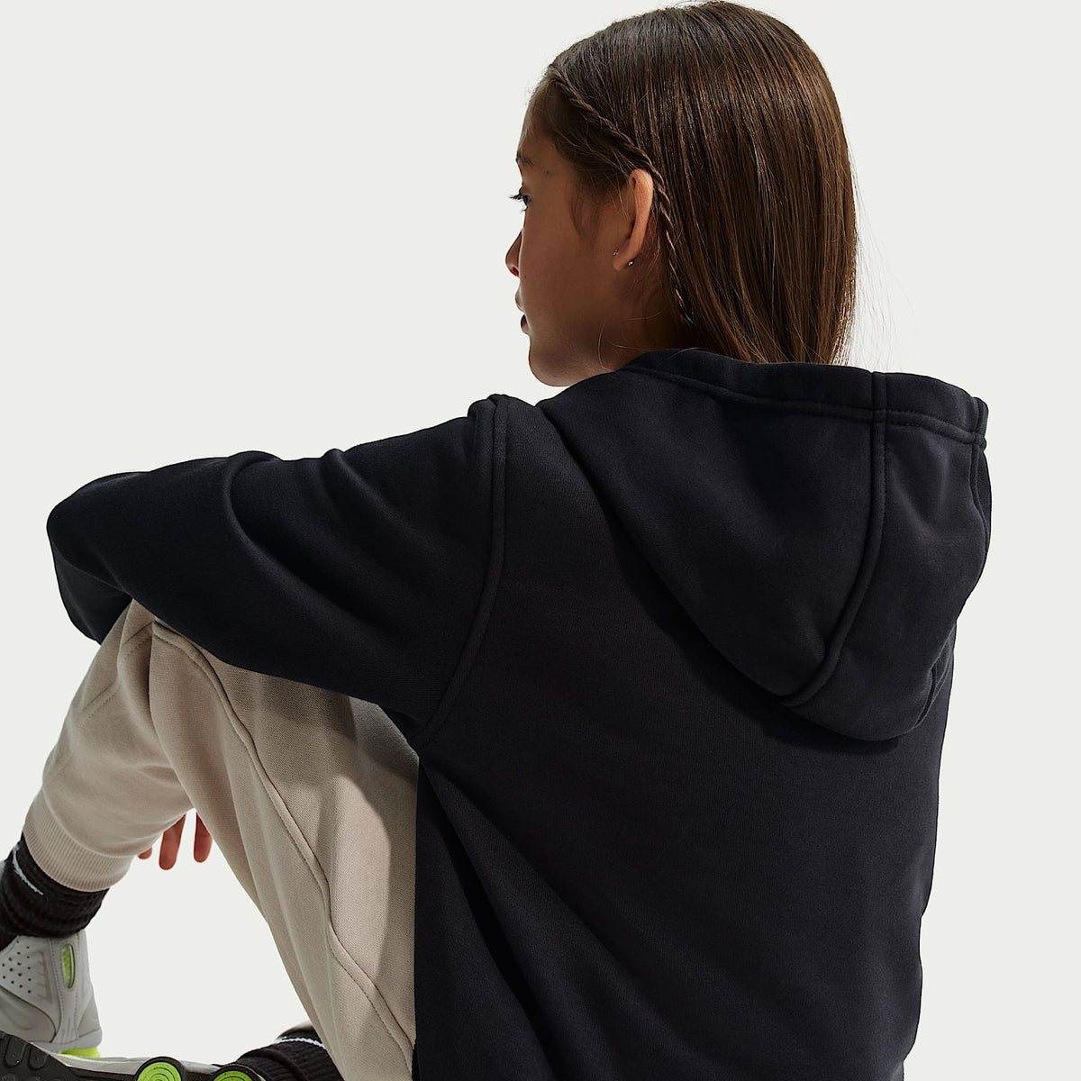 Sudadera con gorro para niños talla grande Nike Sportswear Club Fleece – Negro/Blanco/Lima líquida claro – vista 4