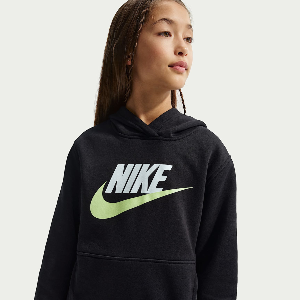 Sudadera con gorro para niños talla grande Nike Sportswear Club Fleece – Negro/Blanco/Lima líquida claro – vista 2