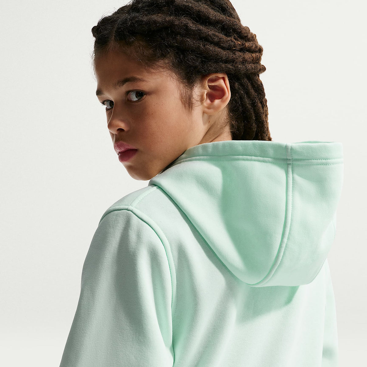 Sudadera con gorro sin cierre para niños talla grande Nike Sportswear Club Fleece – Verde ligero/Blanco – vista 2