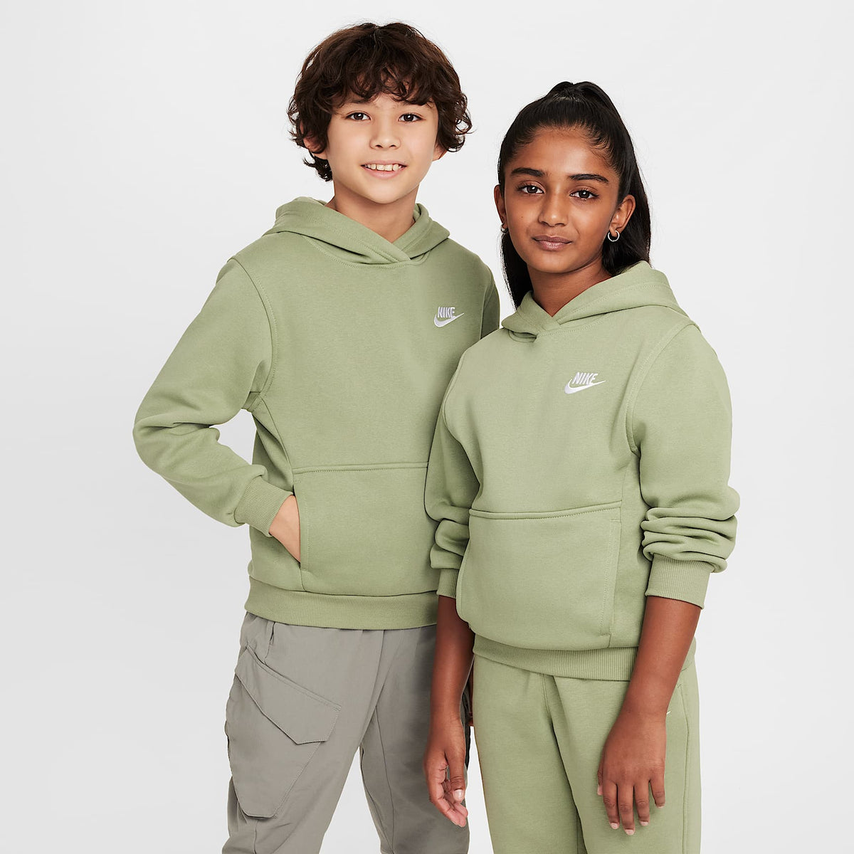 Sudadera con gorro sin cierre para niños talla grande Nike Sportswear Club Fleece – Verde aceite/Blanco – vista 1