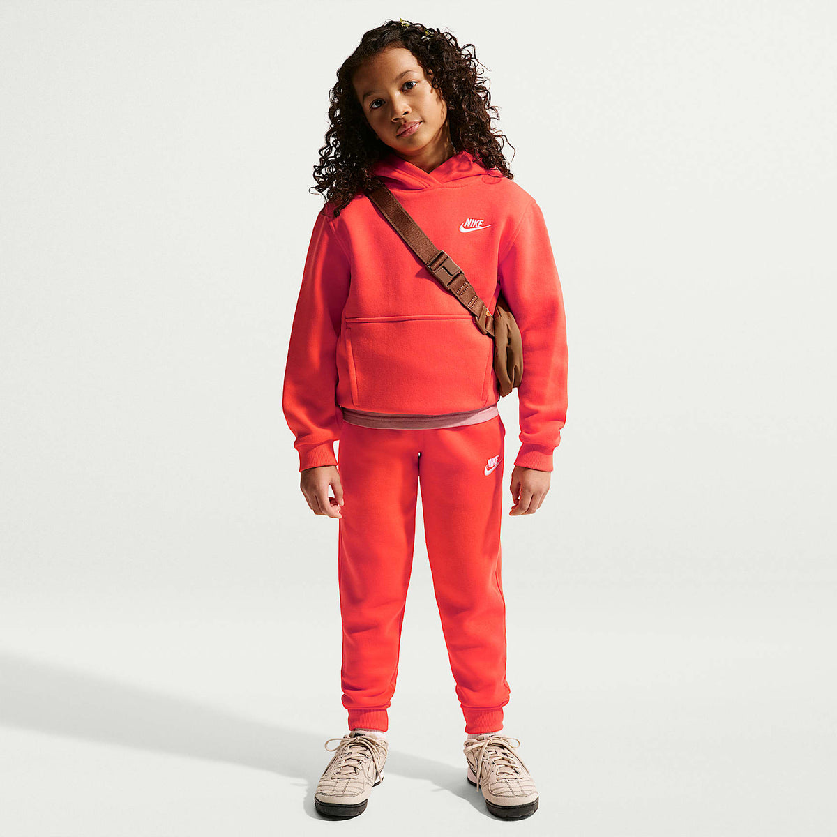 Sudadera con gorro sin cierre para niños talla grande Nike Sportswear Club Fleece – Naranja césped/Blanco – vista 4