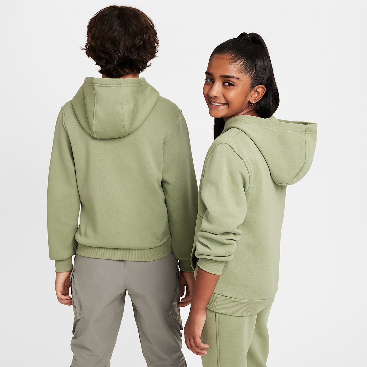Sudadera con gorro sin cierre para niños talla grande Nike Sportswear Club Fleece – Verde aceite/Blanco – vista 2