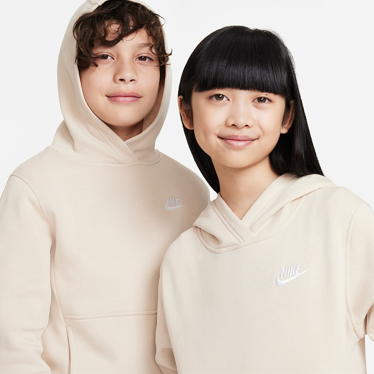 Sudadera con gorro sin cierre para niños talla grande Nike Sportswear Club Fleece – Duna/Blanco – vista 3