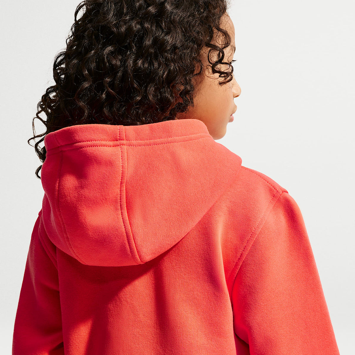 Sudadera con gorro sin cierre para niños talla grande Nike Sportswear Club Fleece – Naranja césped/Blanco – vista 2
