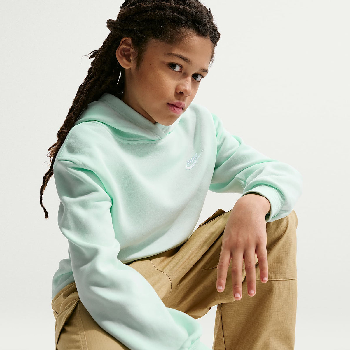 Sudadera con gorro sin cierre para niños talla grande Nike Sportswear Club Fleece – Verde ligero/Blanco – vista 3