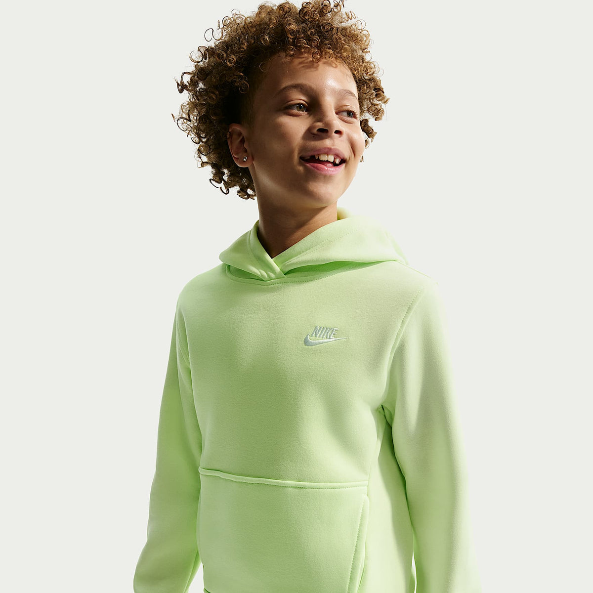 Sudadera con gorro sin cierre para niños talla grande Nike Sportswear Club Fleece – Lima líquida claro/Blanco – vista 3