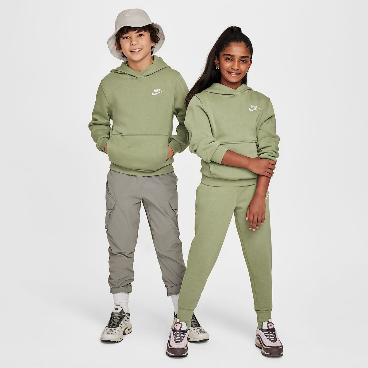 Sudadera con gorro sin cierre para niños talla grande Nike Sportswear Club Fleece – Verde aceite/Blanco – vista 6
