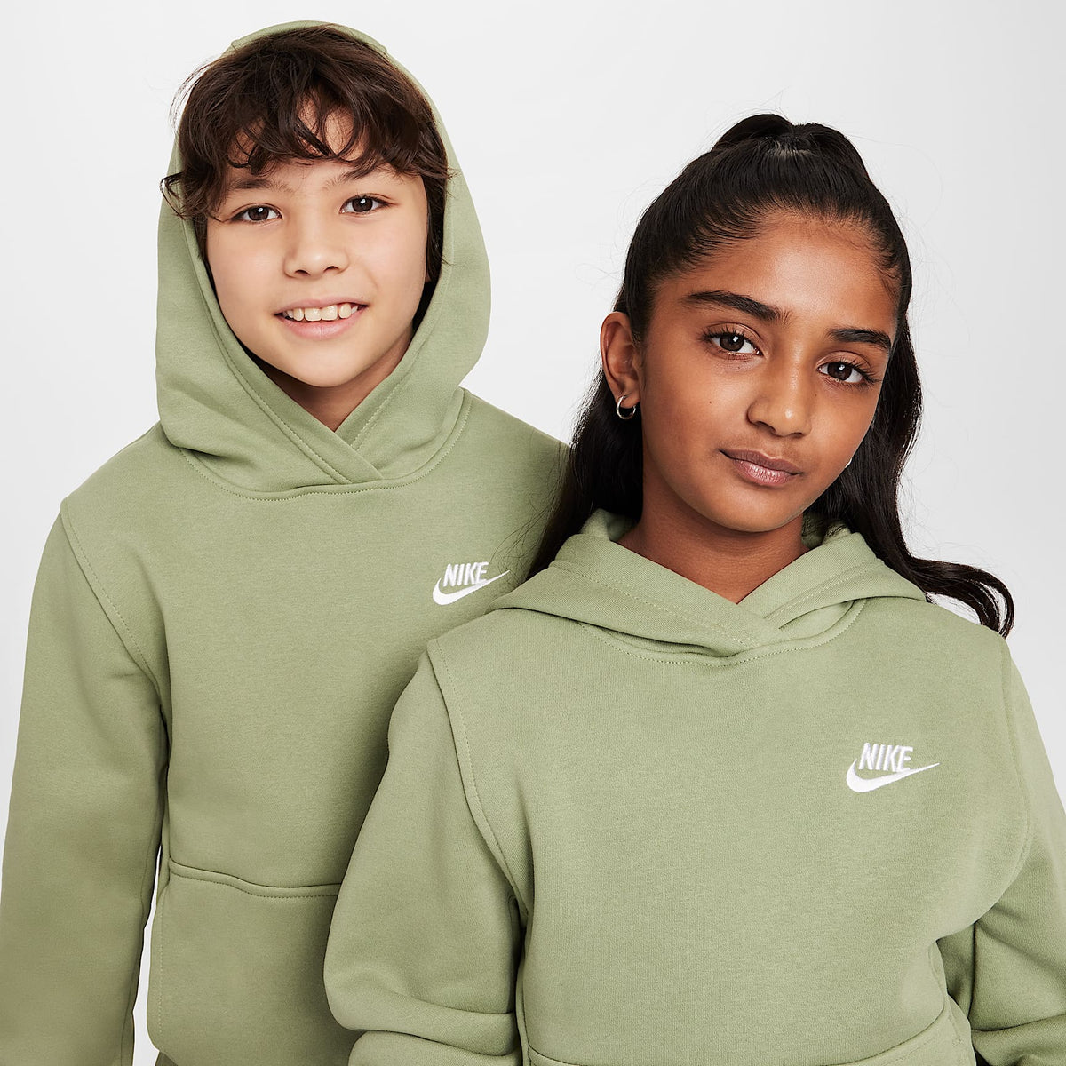 Sudadera con gorro sin cierre para niños talla grande Nike Sportswear Club Fleece – Verde aceite/Blanco – vista 3