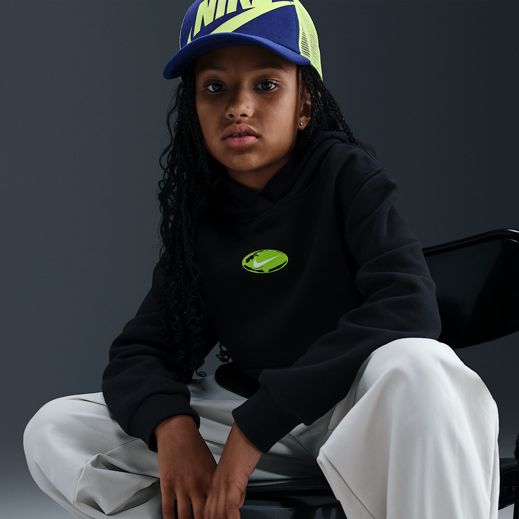 Sudadera con gorro para niños talla grande Nike Sportswear Club Fleece – Negro/Blanco/Volt – vista 2