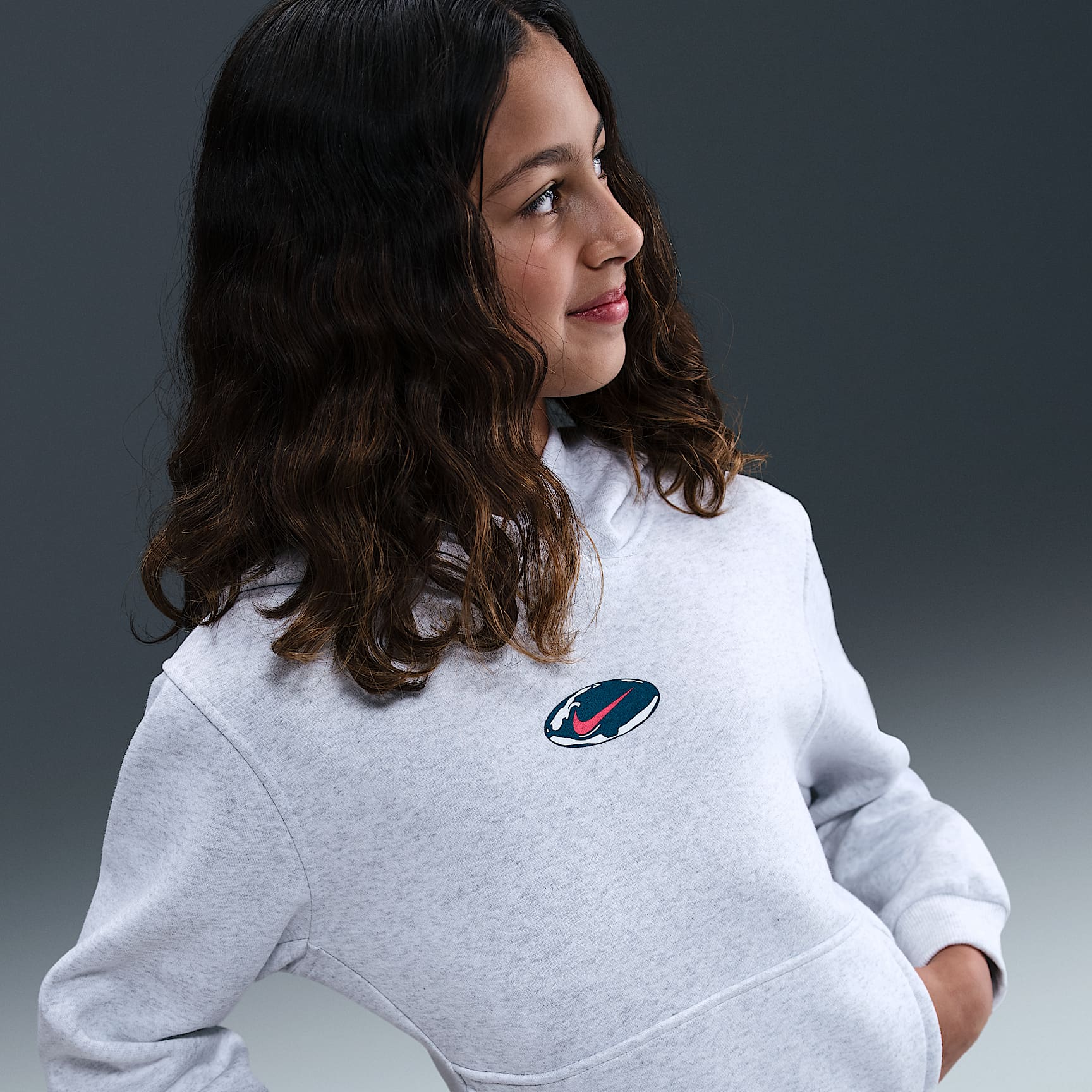 Sudadera con gorro para niños talla grande Nike Sportswear Club Fleece – Abedul jaspeado/Carmesí brillante/Azul fuerza – vista 2