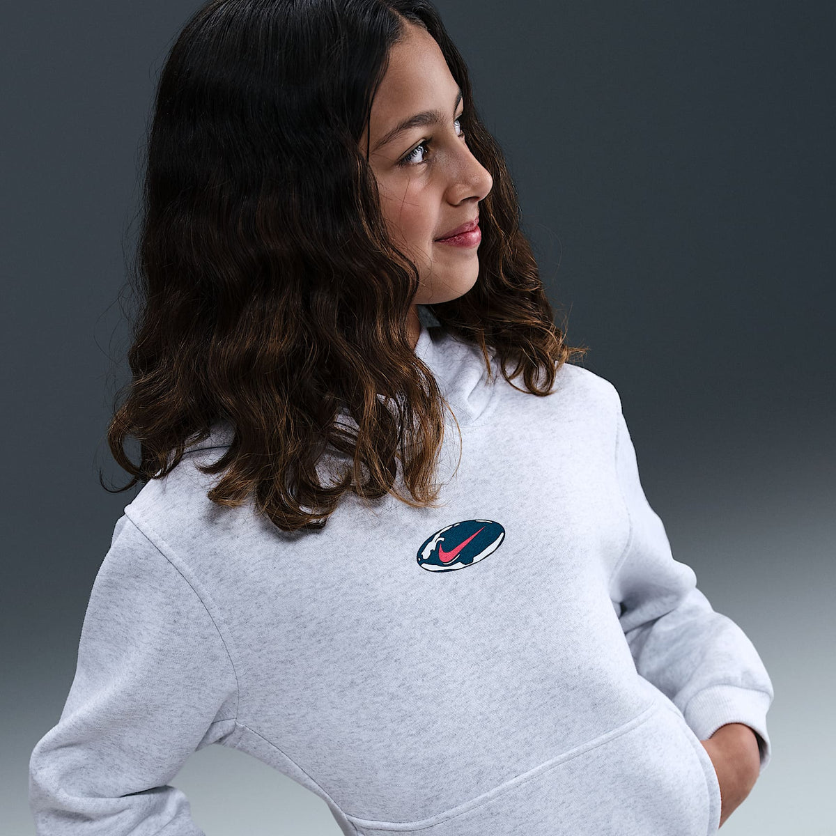 Sudadera con gorro para niños talla grande Nike Sportswear Club Fleece – Abedul jaspeado/Carmesí brillante/Azul fuerza – vista 2