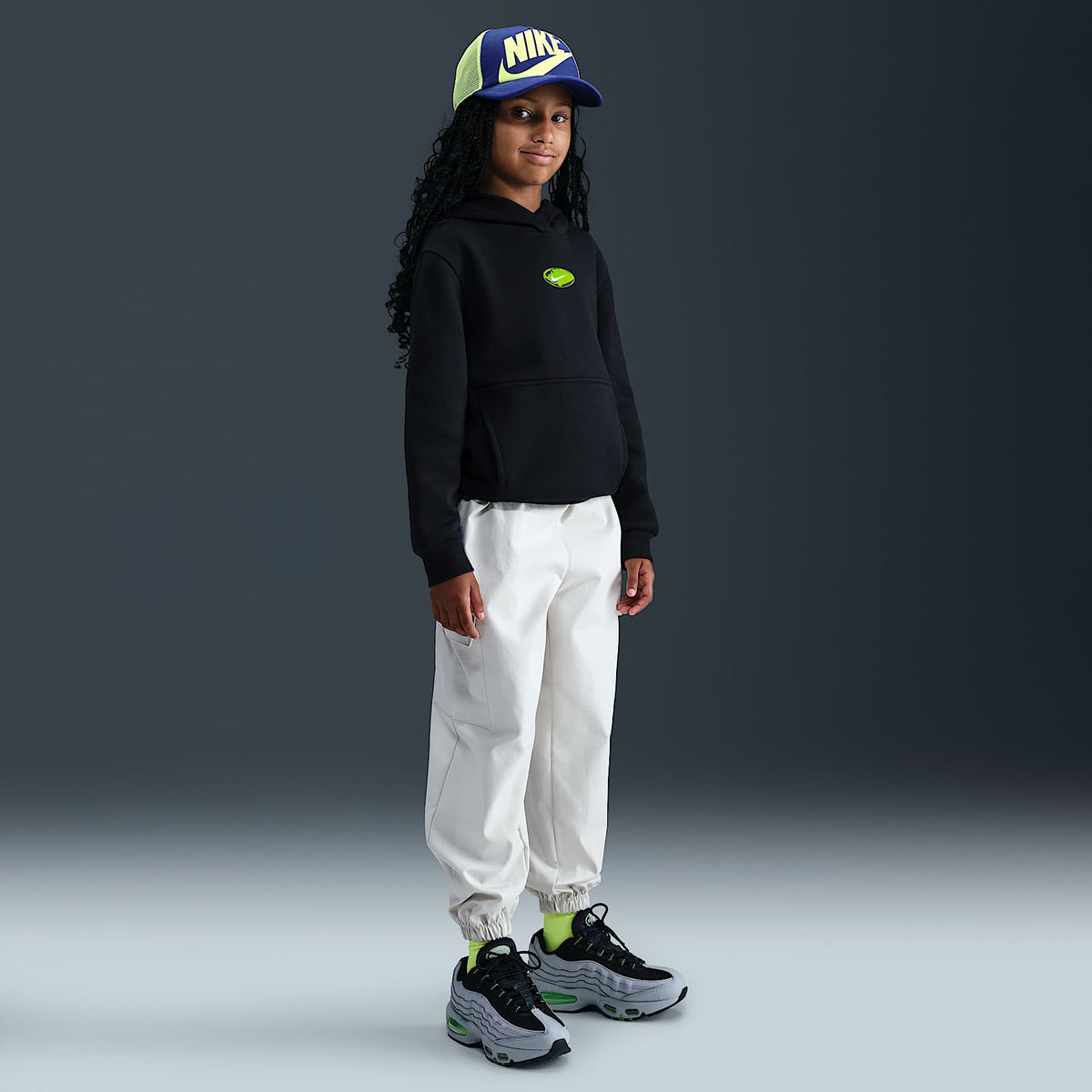 Sudadera con gorro para niños talla grande Nike Sportswear Club Fleece – Negro/Blanco/Volt – vista 6