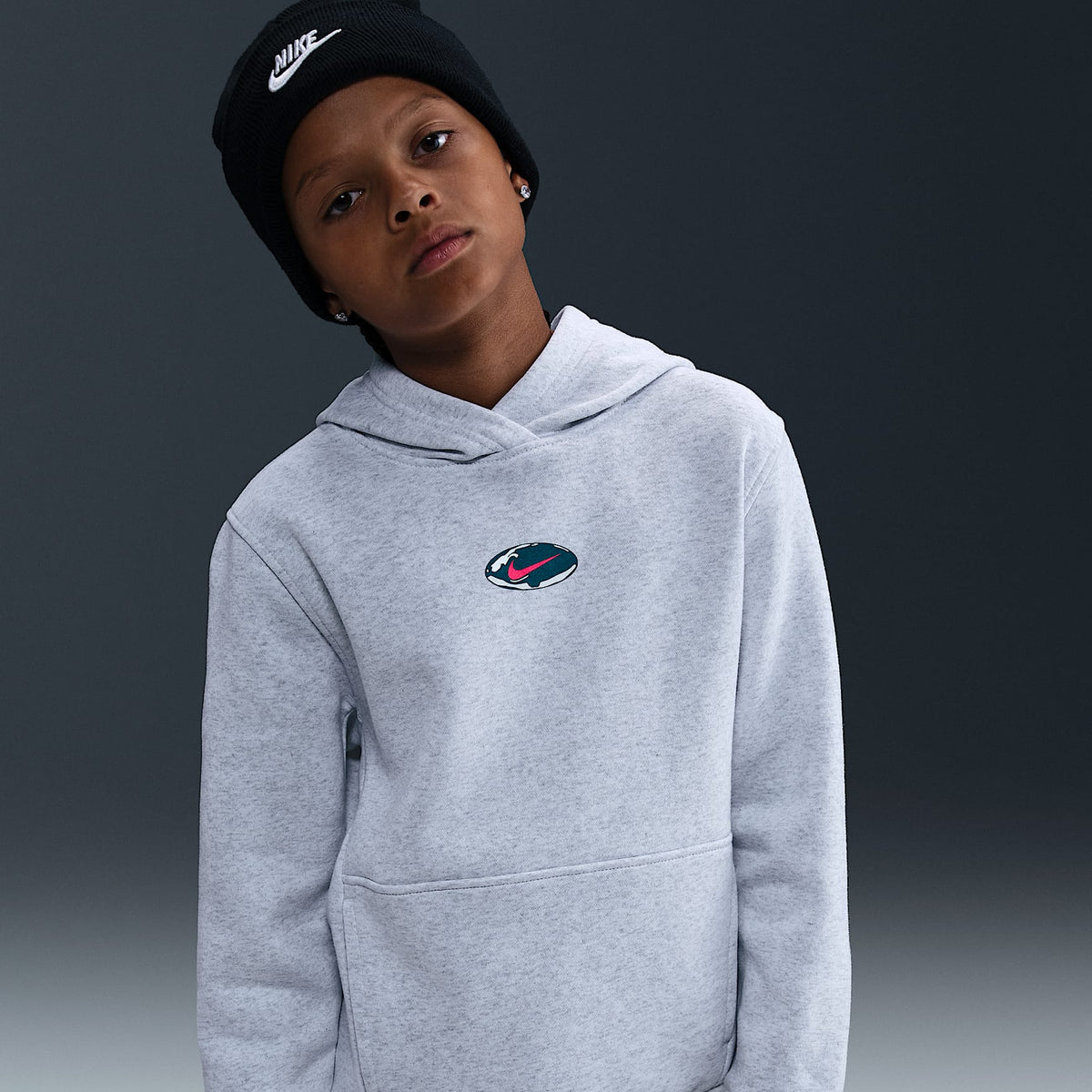 Sudadera con gorro para niños talla grande Nike Sportswear Club Fleece – Abedul jaspeado/Carmesí brillante/Azul fuerza – vista 3