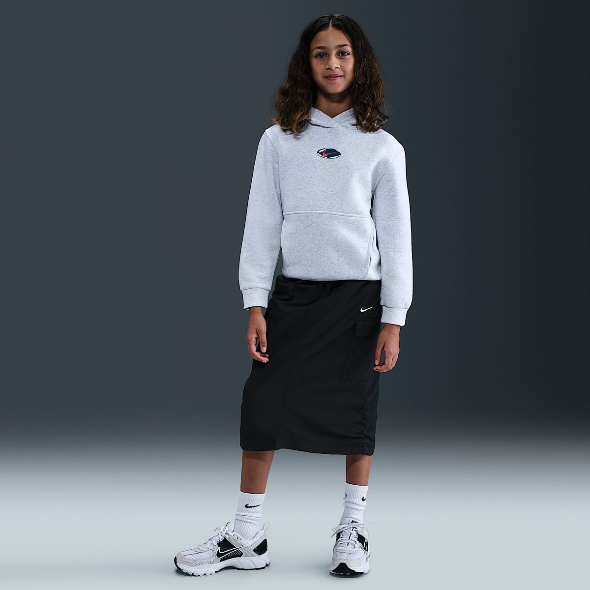 Sudadera con gorro para niños talla grande Nike Sportswear Club Fleece – Abedul jaspeado/Carmesí brillante/Azul fuerza – vista 6