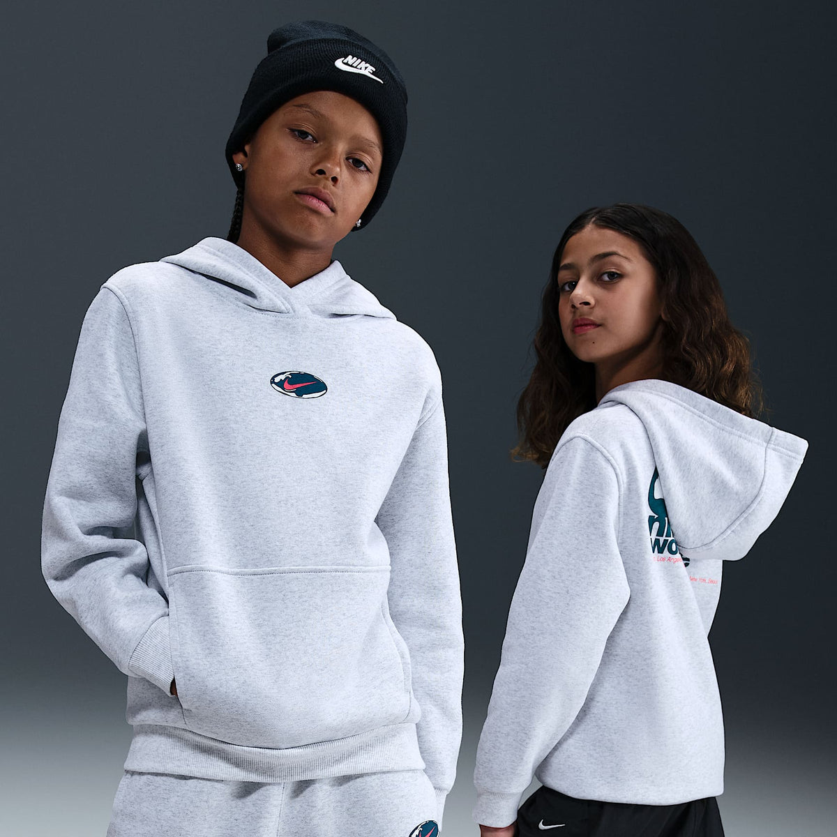 Sudadera con gorro para niños talla grande Nike Sportswear Club Fleece – Abedul jaspeado/Carmesí brillante/Azul fuerza – vista 1