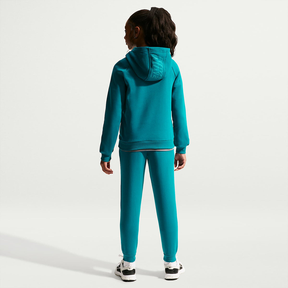 Conjunto deportivo con gorro para niños talla grande Nike Sportswear Club Fleece – Abeto brillante/Abeto brillante/Energía/Blanco – vista 7