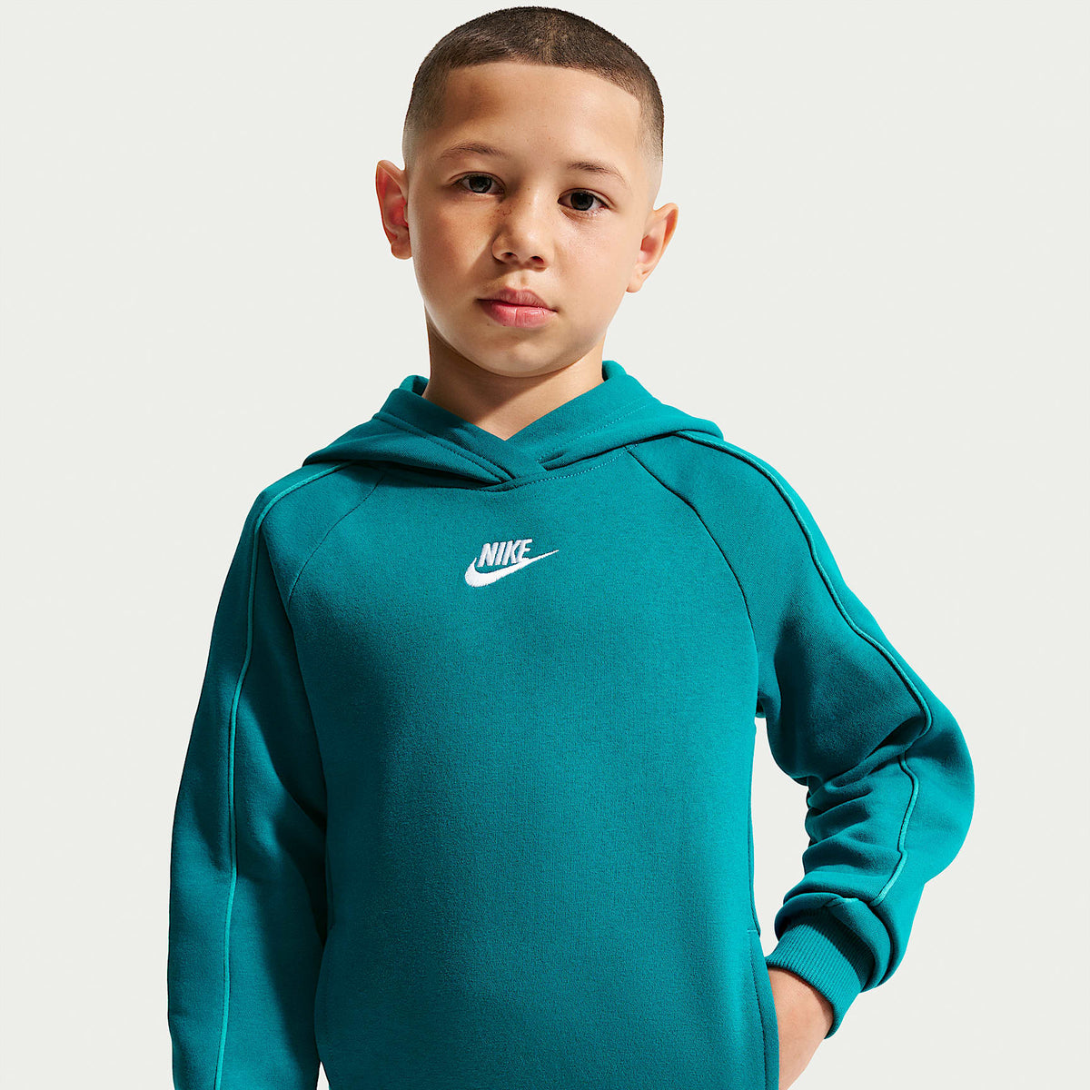 Conjunto deportivo con gorro para niños talla grande Nike Sportswear Club Fleece – Abeto brillante/Abeto brillante/Energía/Blanco – vista 2