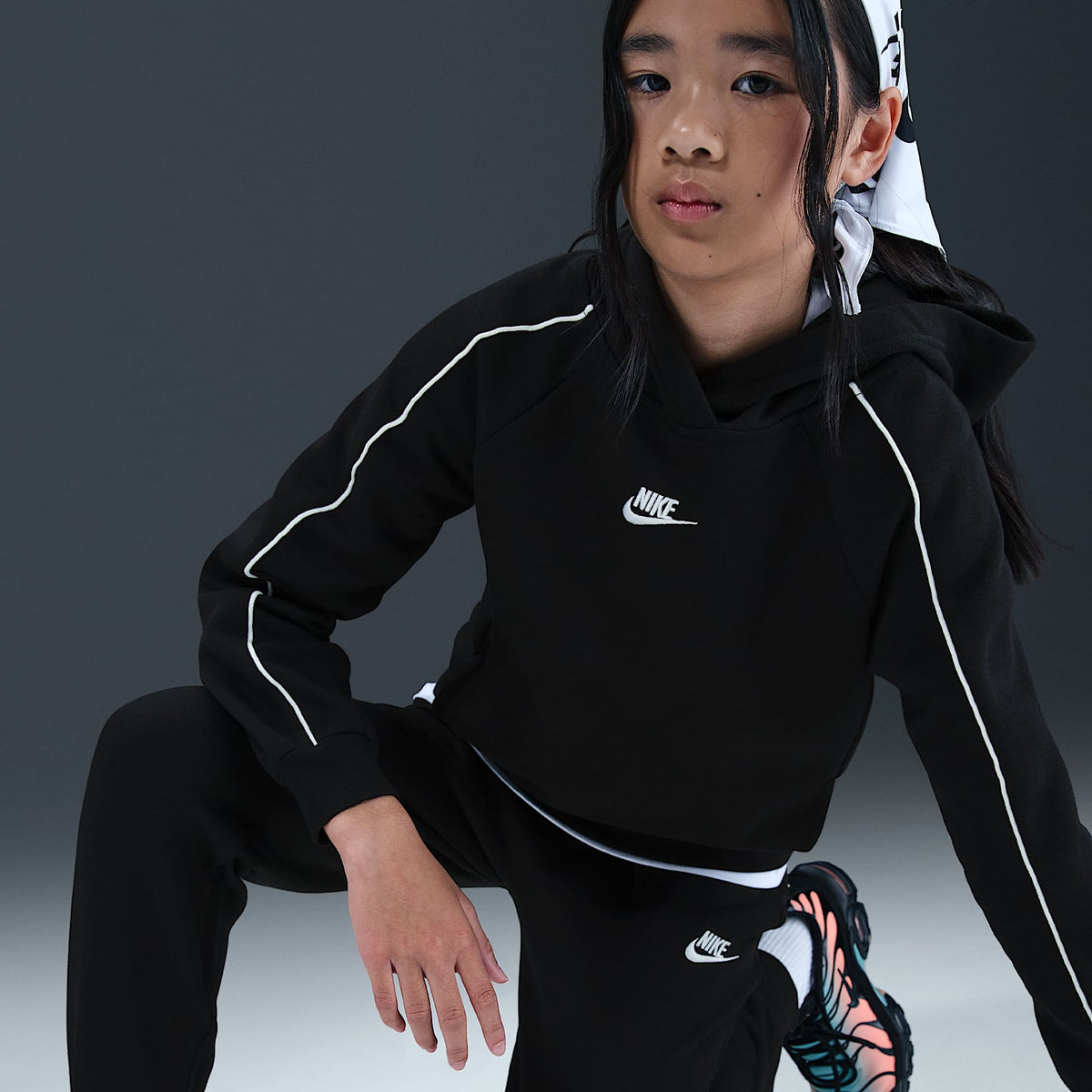 Conjunto deportivo con gorro para niños talla grande Nike Sportswear Club Fleece – Negro/Negro/Blanco/Blanco – vista 5