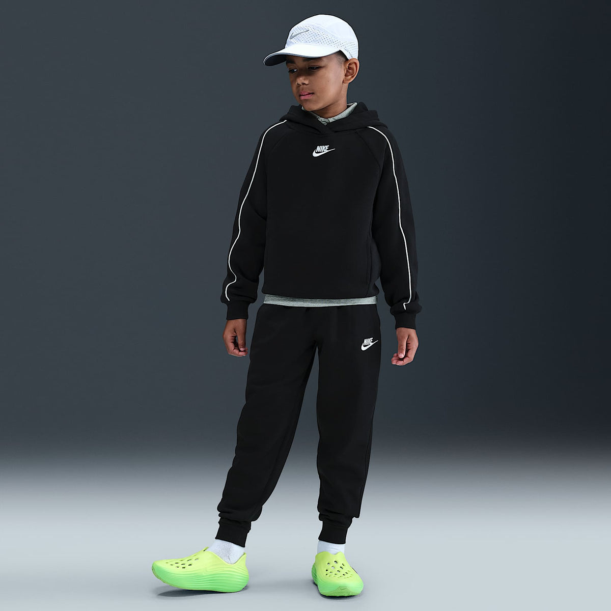 Conjunto deportivo con gorro para niños talla grande Nike Sportswear Club Fleece – Negro/Negro/Blanco/Blanco – vista 6