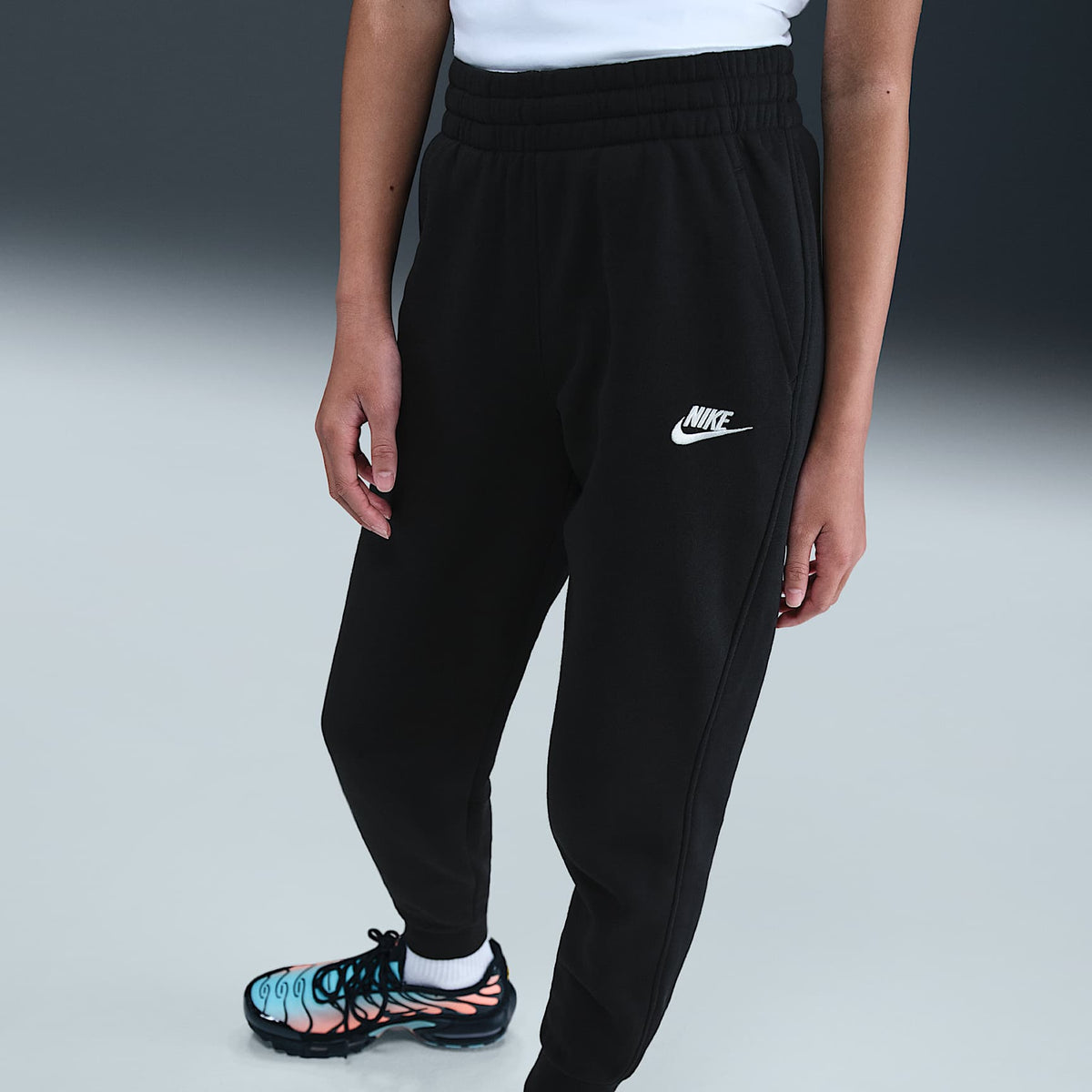 Conjunto deportivo con gorro para niños talla grande Nike Sportswear Club Fleece – Negro/Negro/Blanco/Blanco – vista 4