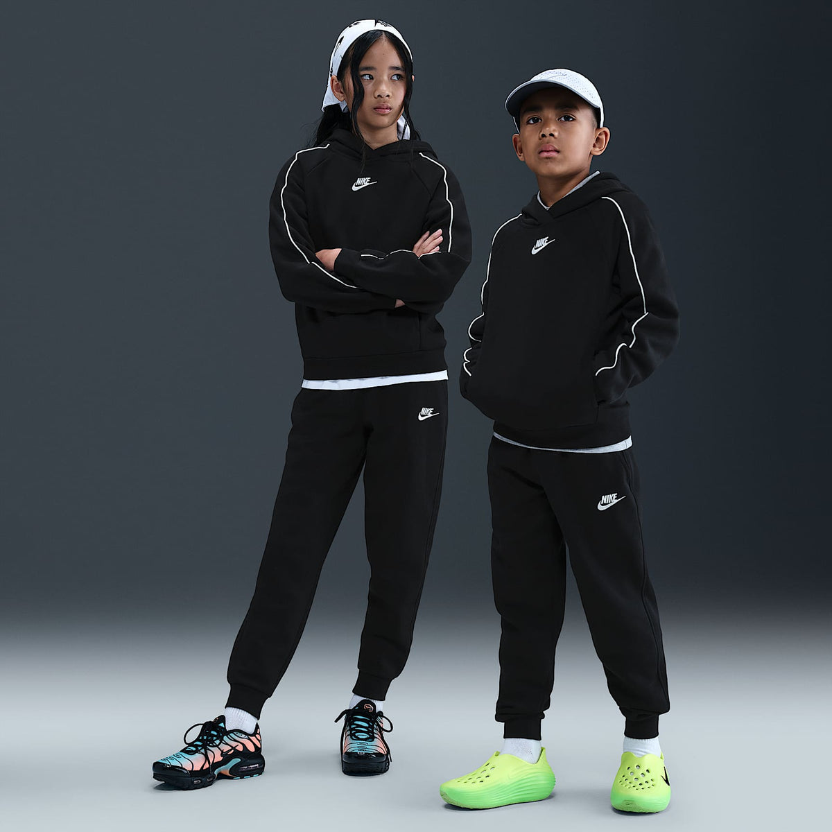Conjunto deportivo con gorro para niños talla grande Nike Sportswear Club Fleece – Negro/Negro/Blanco/Blanco – vista 1