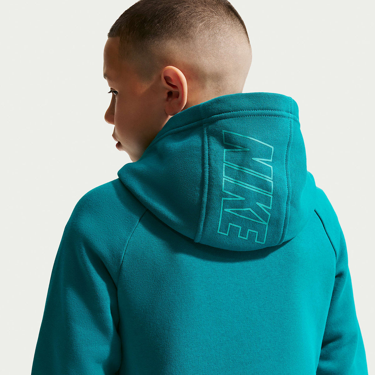 Conjunto deportivo con gorro para niños talla grande Nike Sportswear Club Fleece – Abeto brillante/Abeto brillante/Energía/Blanco – vista 3