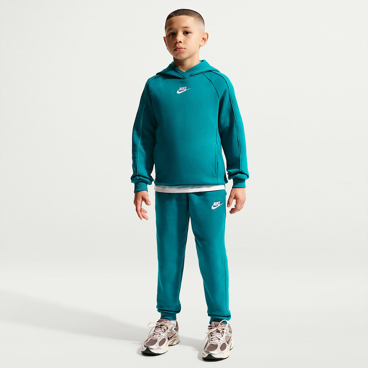 Conjunto deportivo con gorro para niños talla grande Nike Sportswear Club Fleece – Abeto brillante/Abeto brillante/Energía/Blanco – vista 6
