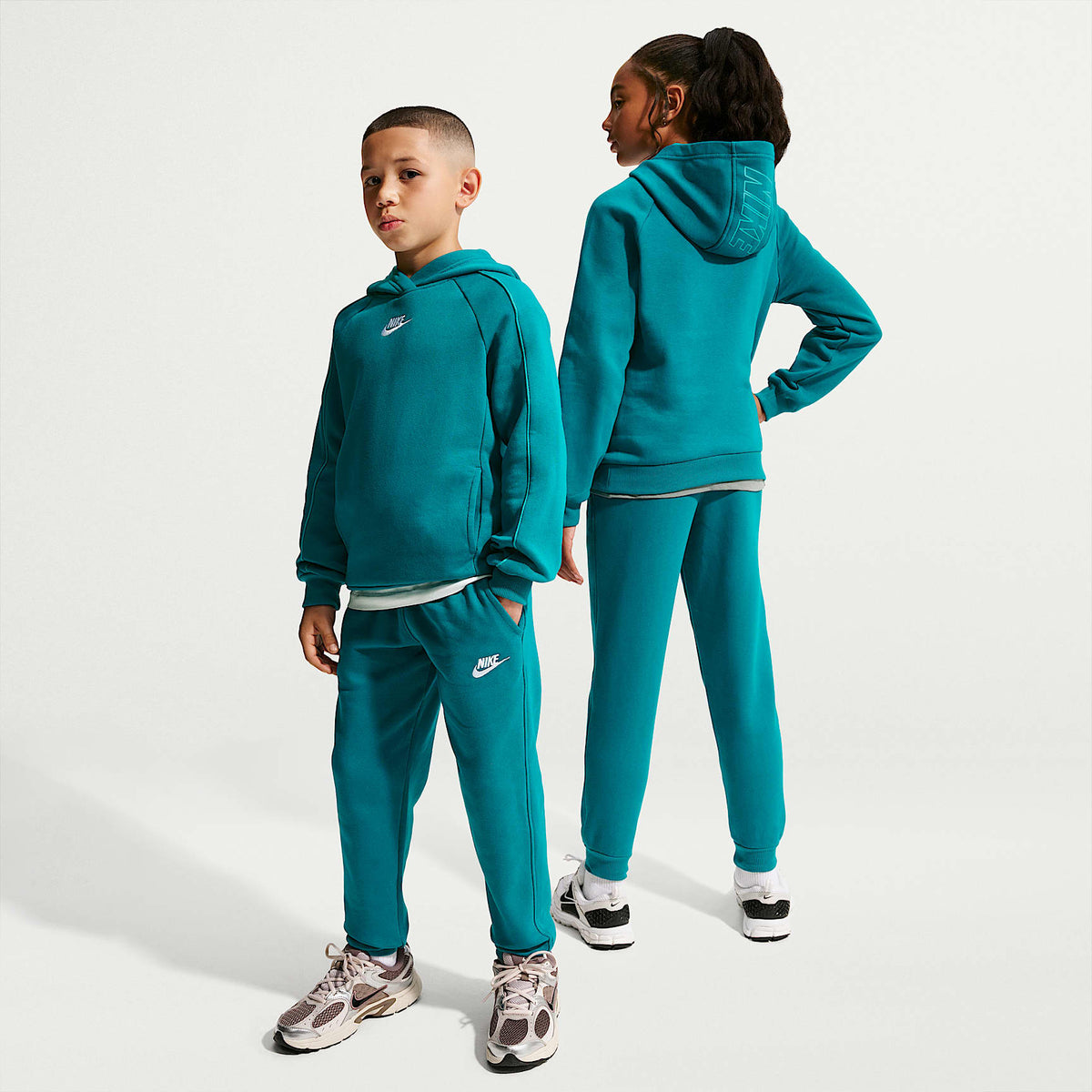 Conjunto deportivo con gorro para niños talla grande Nike Sportswear Club Fleece – Abeto brillante/Abeto brillante/Energía/Blanco – vista 1