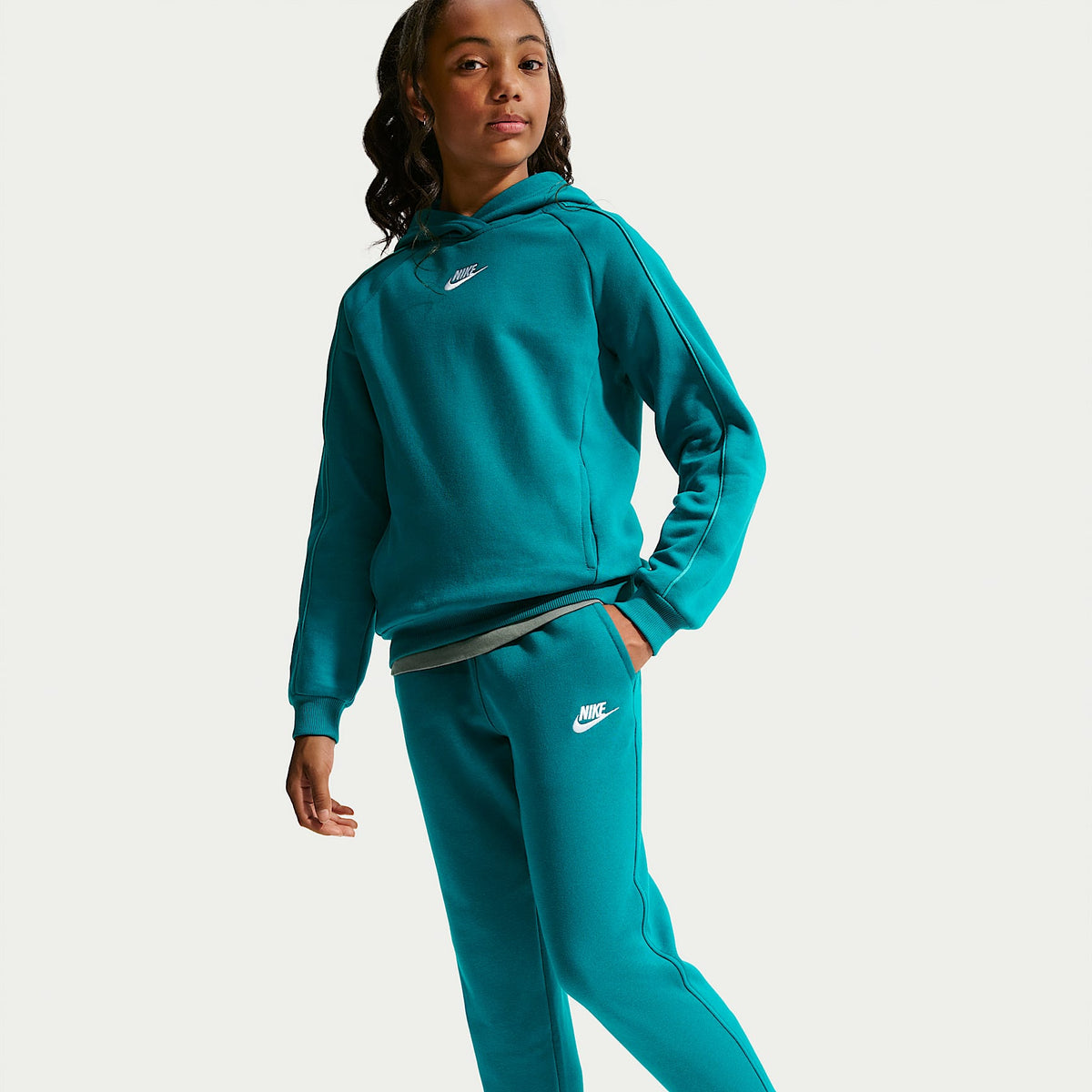 Conjunto deportivo con gorro para niños talla grande Nike Sportswear Club Fleece – Abeto brillante/Abeto brillante/Energía/Blanco – vista 5