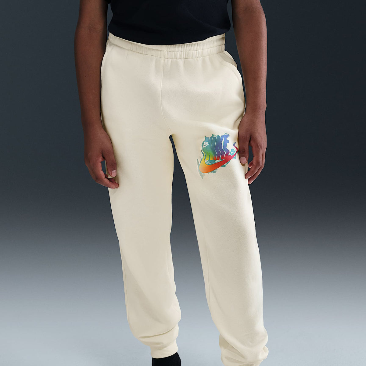 Joggers para niños talla grande Nike Sportswear Club Fleece – Perla suave/Blanco – vista 2