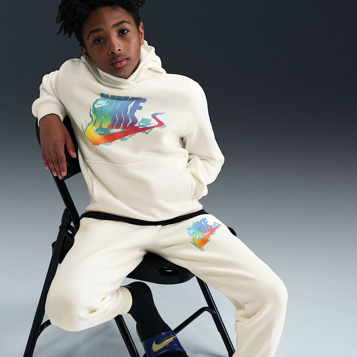 Joggers para niños talla grande Nike Sportswear Club Fleece – Perla suave/Blanco – vista 4