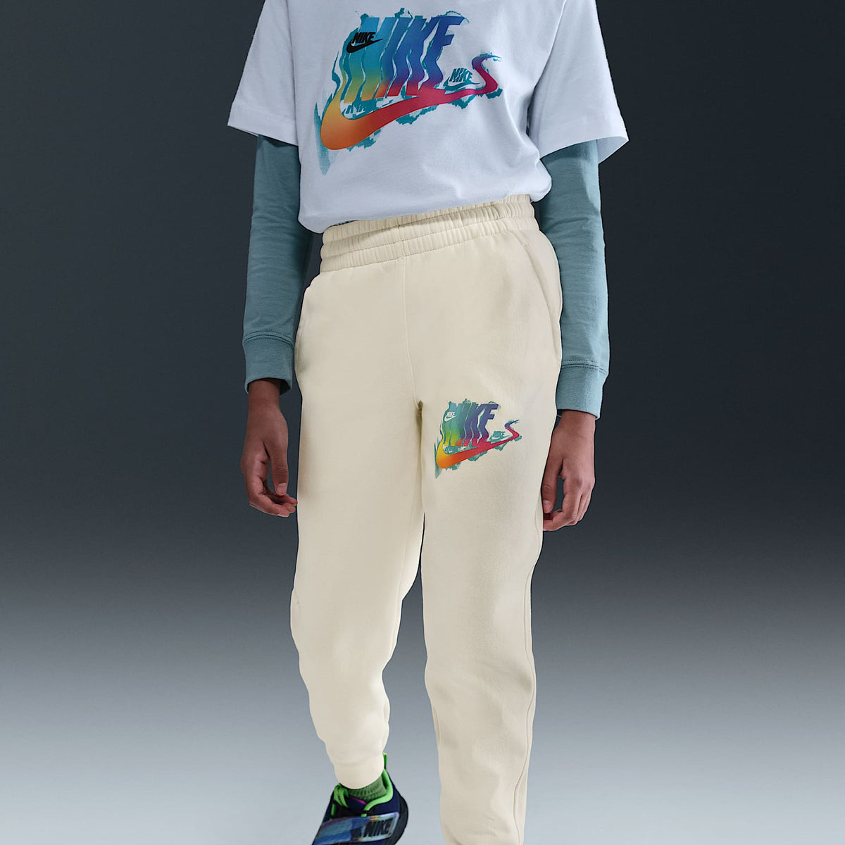 Joggers para niños talla grande Nike Sportswear Club Fleece – Perla suave/Blanco – vista 3