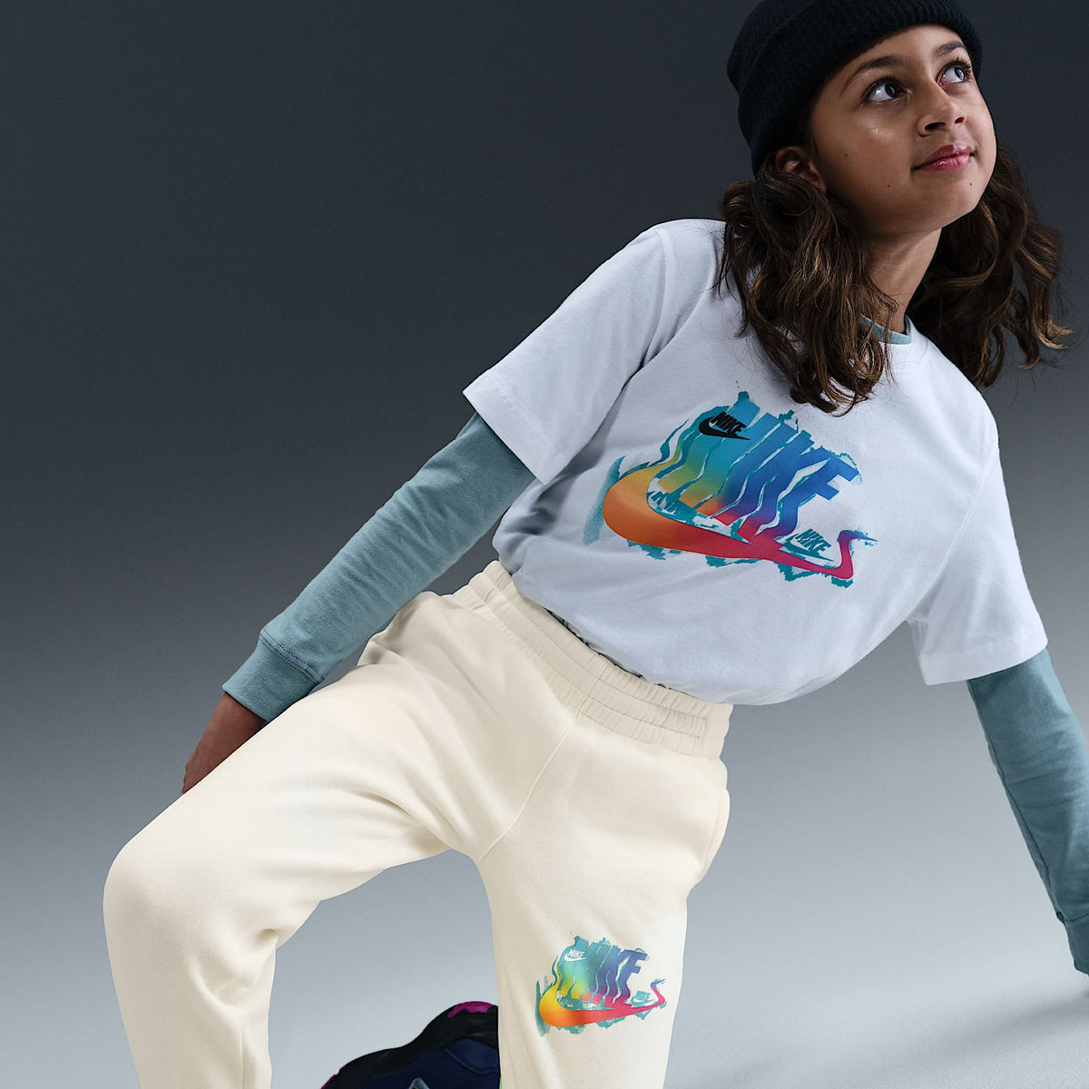 Joggers para niños talla grande Nike Sportswear Club Fleece – Perla suave/Blanco – vista 5