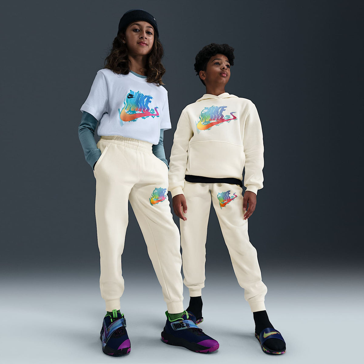 Joggers para niños talla grande Nike Sportswear Club Fleece – Perla suave/Blanco – vista 1