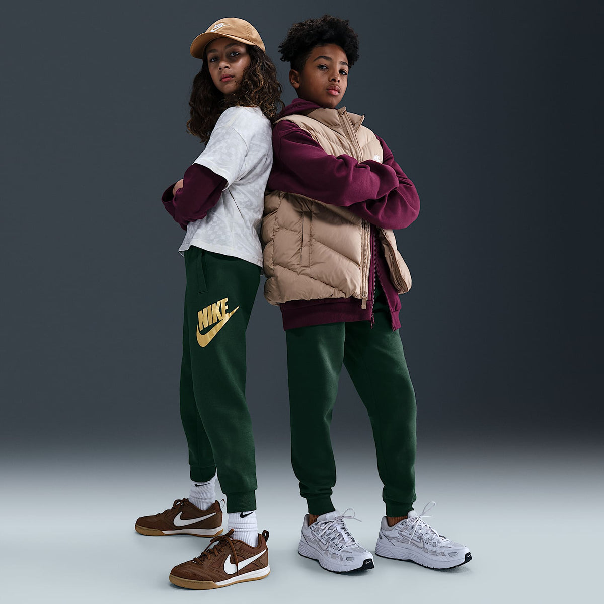 Joggers para niños talla grande Nike Sportswear Club Fleece – Abeto/Oro metalizado – vista 1
